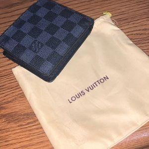 Black louis Vuitton wallet I don’t use it anymore ,it’s still in great condition